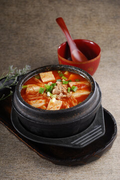 金枪鱼泡菜豆腐汤
