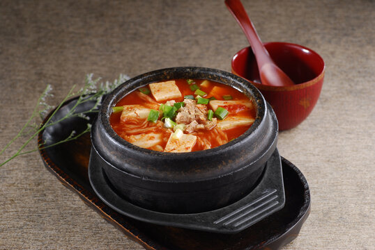 金枪鱼泡菜豆腐汤