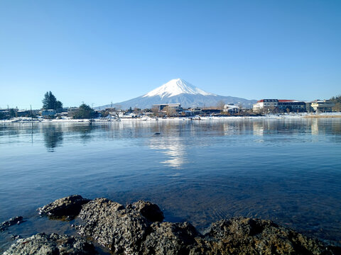 日本河口湖富士山积雪倒影旅游摄影大自然