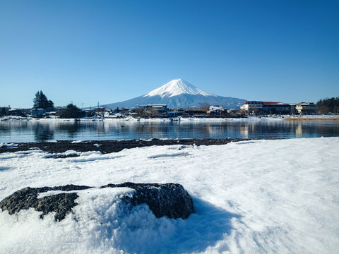 日本河口湖富士山积雪倒影旅游摄影大自然