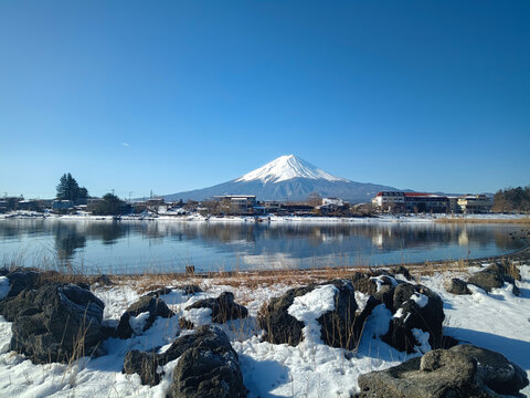 日本河口湖富士山积雪倒影旅游摄影大自然