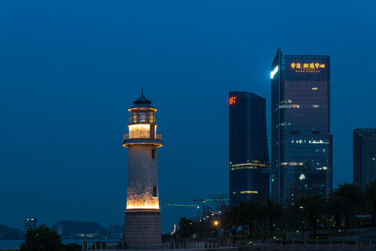南沙灵山岛灯塔与地标建筑夜景