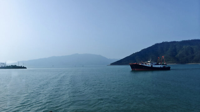 海上的渔船