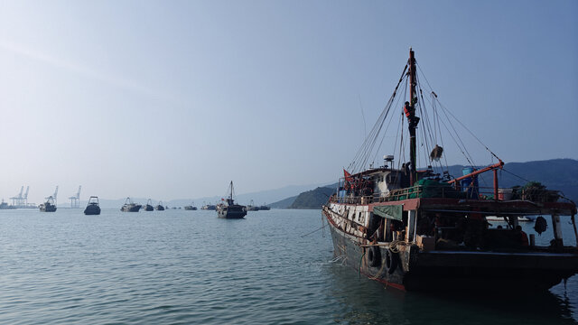 出海捕捞的渔船
