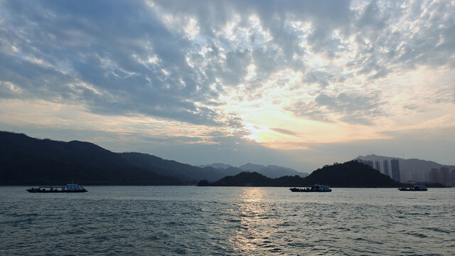 夕阳下的海面