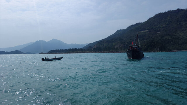 海上的渔船