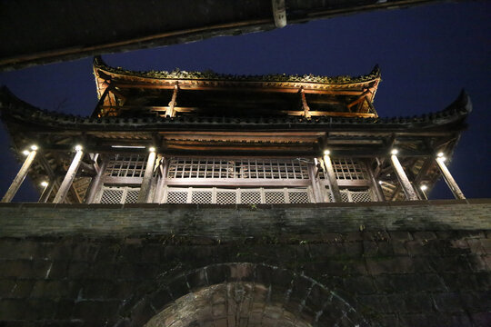 夜色中的凤凰古城城门和城楼