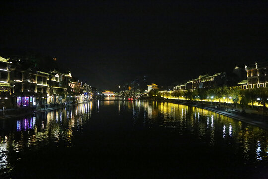 凤凰古城沱江两岸的夜景