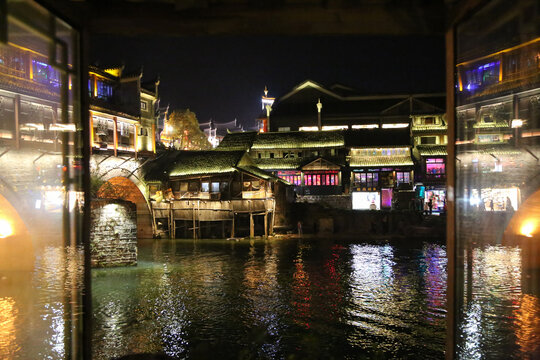 凤凰古城沱江两岸的夜景