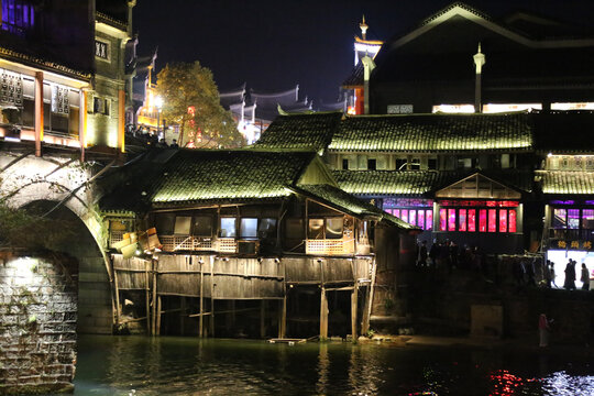 凤凰古城沱江两岸的夜景