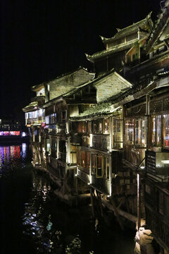 凤凰古城沱江两岸的夜景