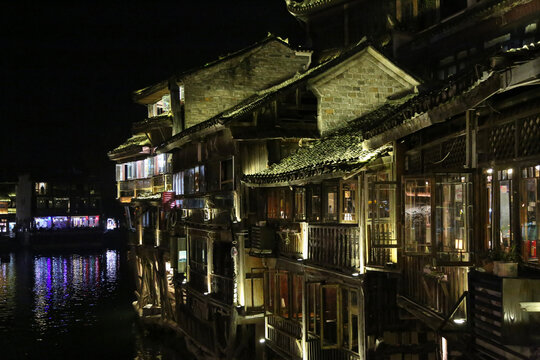 凤凰古城沱江两岸的夜景