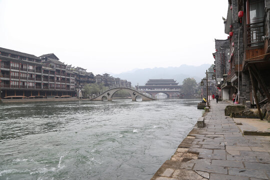 凤凰古城沱江上的桥和两岸景色