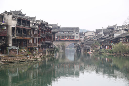 凤凰古城沱江上的桥和两岸景色
