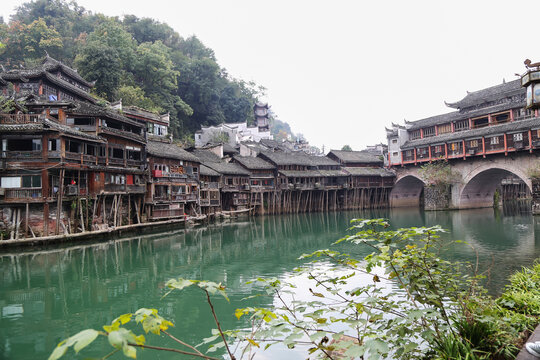 凤凰古城沱江上的桥和两岸景色