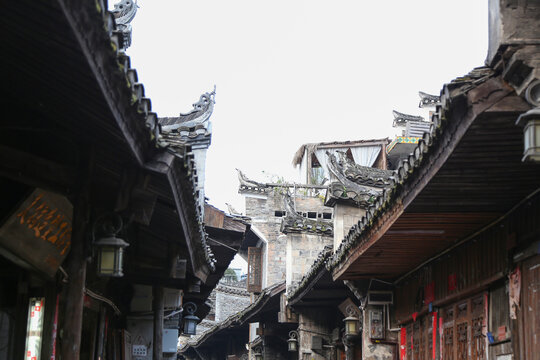 凤凰古城老街上的民居屋檐