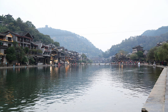 凤凰古城沱江两岸的景色