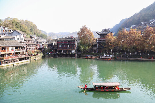 凤凰古城沱江两岸的景色