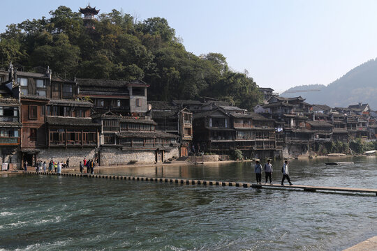 凤凰古城沱江上的桥和两岸景色