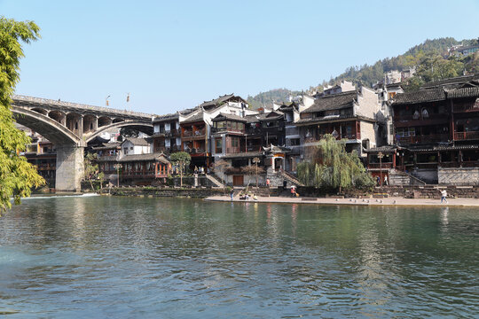 凤凰古城沱江上的桥和两岸景色