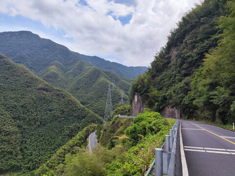 天荒坪的崎岖山路