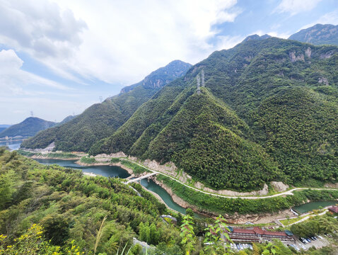 溪水穿过山间