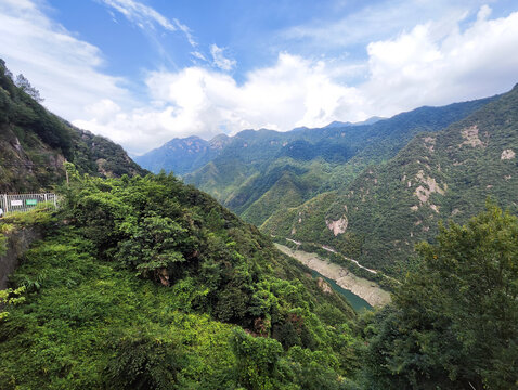 安吉天荒坪的山丘河流