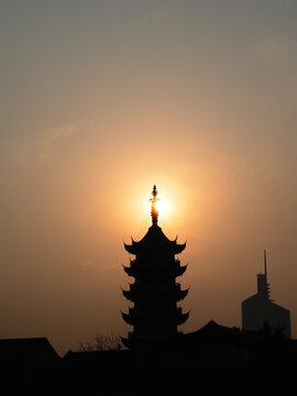 夕阳下的鸡鸣寺
