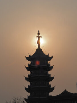 夕阳下的鸡鸣寺