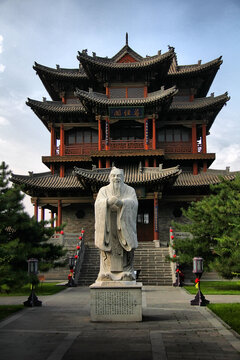 大同文庙尊经阁孔子像