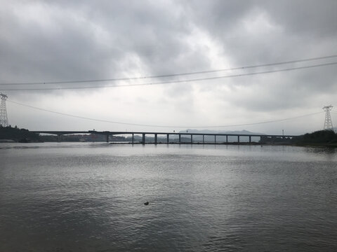 飞来峡白鹤塘江边下雨景色