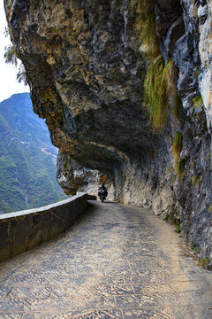 兰英大峡谷挂壁公路