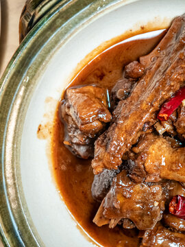 砂锅里的红烧鸭肉