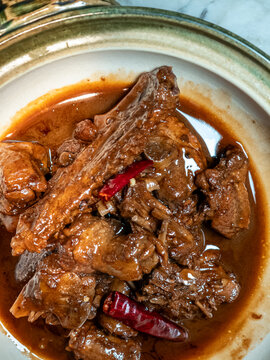 砂锅里的红烧鸭肉