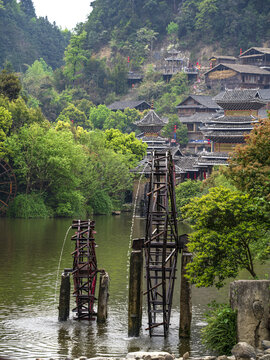 水边古村寨与水车景观