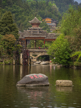 水边中式廊桥与水车风景
