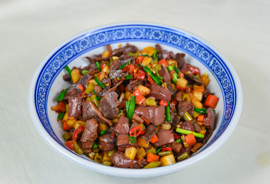 酸菜炒鸡杂