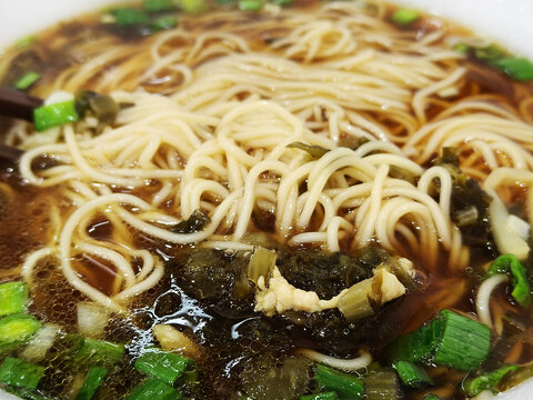 雪菜红汤面
