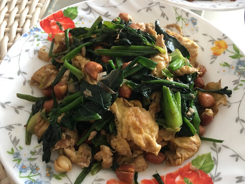鸡蛋花生米炒菠菜
