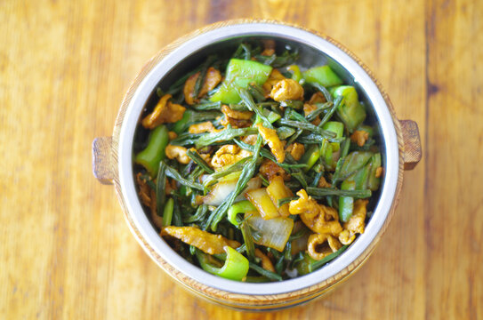 干豆角炒肉木桶饭
