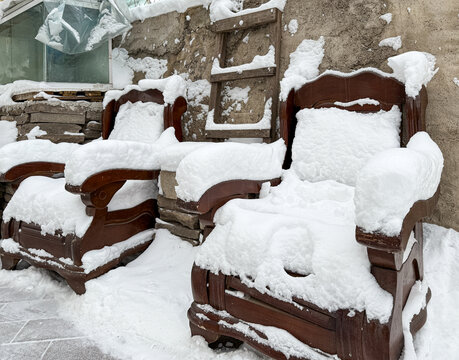 户外沙发上的雪