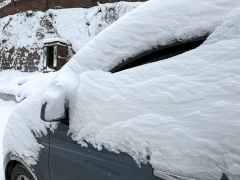 被雪覆盖的汽车