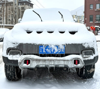 被雪覆盖的汽车