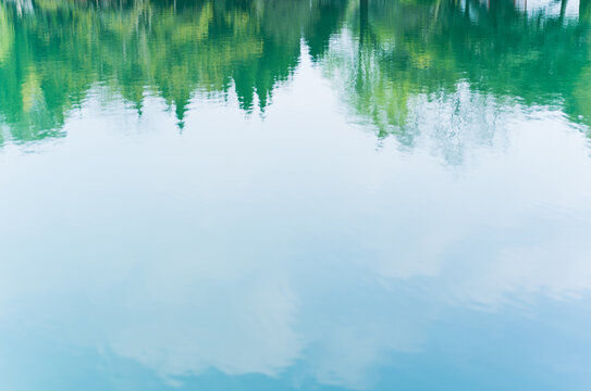 蓝天白云绿水湖水蓝天水面倒影成都南郊公园