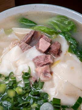 一碗传统河南牛肉烩面