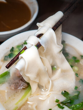 一碗传统河南牛肉烩面