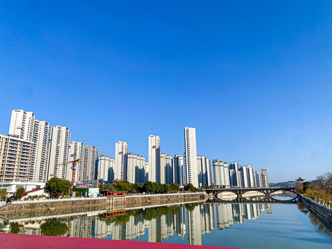 河水倒映城市建筑