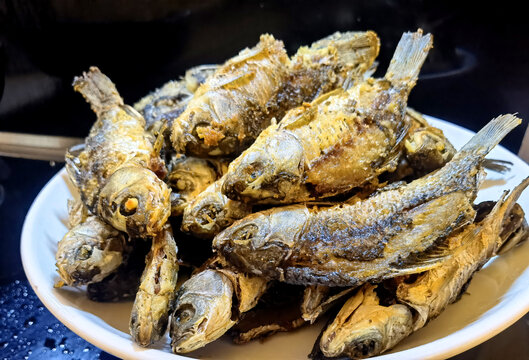 油炸小鲫鱼