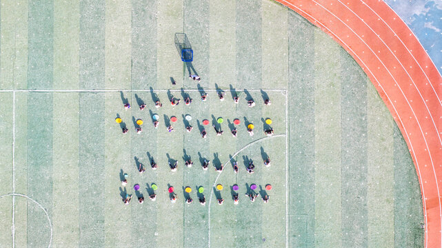 学校运动场上的特色小学生体育课俯拍