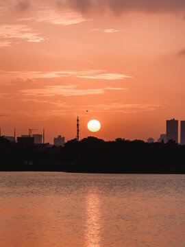夕阳下的天空映衬下的剪影